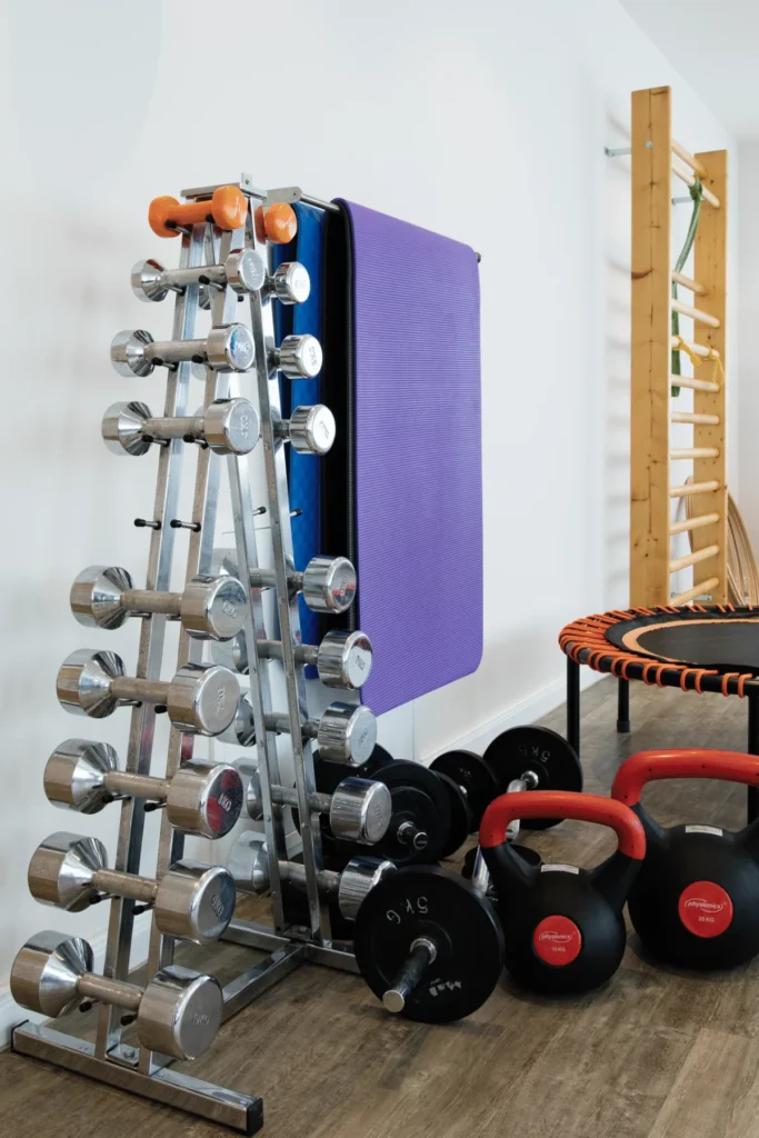 Hanteln, Gymnastikmatte und Trampolin im Trainingsraum – PhysioVital Hamburg-Bramfeld