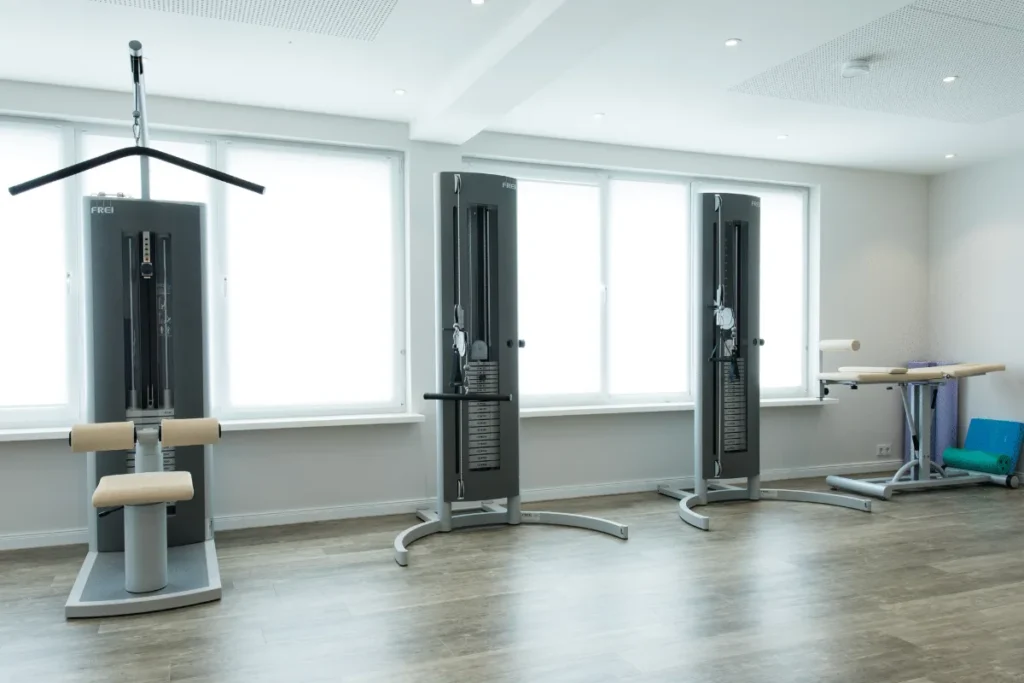Trainingsraum mit medizinischen Kraftgeräten – PhysioVital Hamburg-Bramfeld