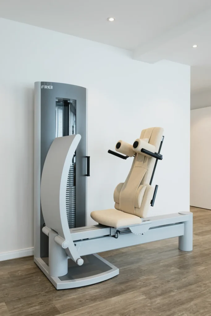 Medizinisches Krafttrainingsgerät im Therapieraum – PhysioVital Hamburg-Bramfeld