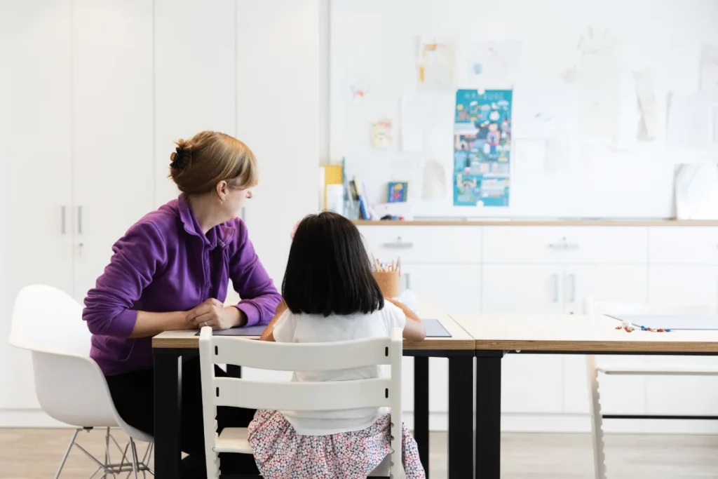 Logopädin arbeitet mit einem Kind am Tisch – PhysioVital Hamburg-Bramfeld