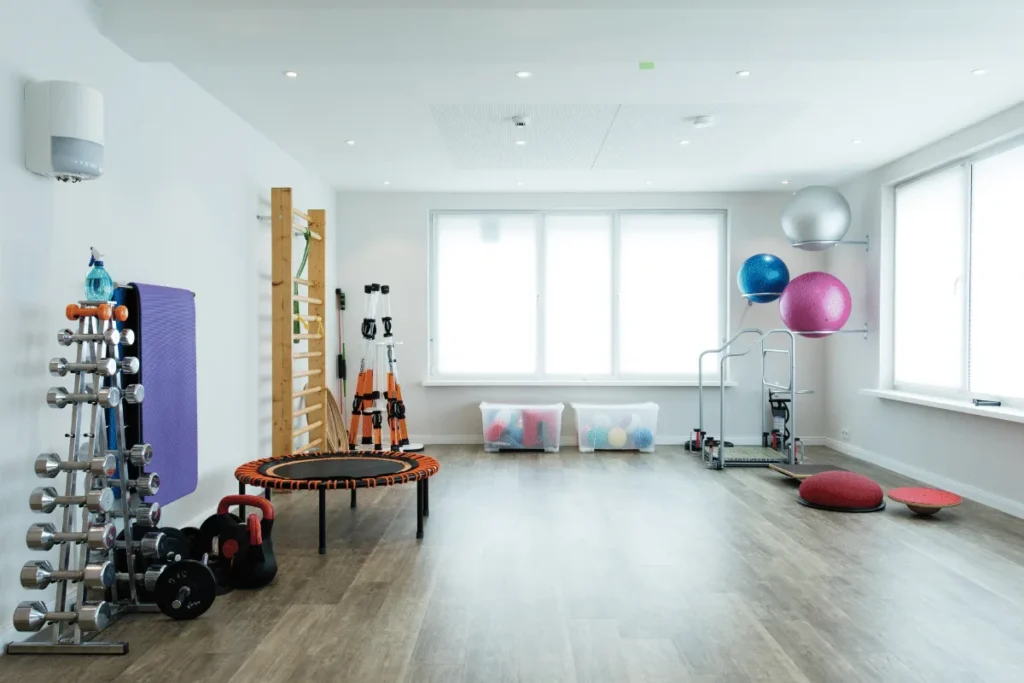 Heller Trainingsraum mit Hanteln, Trampolin und Gymnastikbällen – PhysioVital Hamburg-Bramfeld