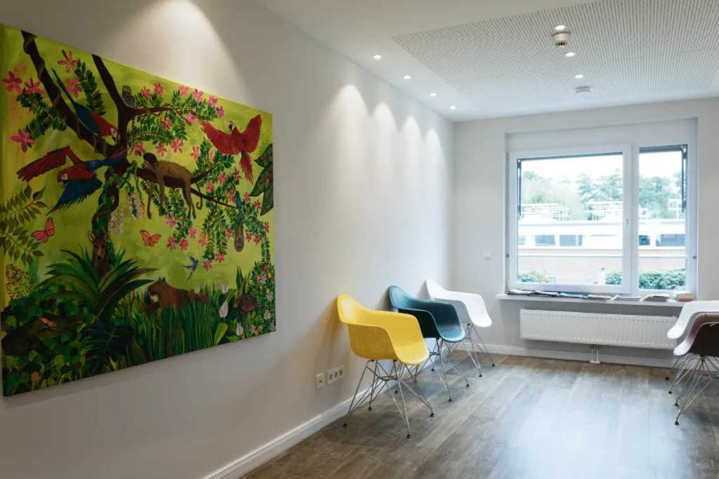 Wartebereich mit farbenfrohem Wandbild – PhysioVital Hamburg-Bramfeld